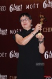 许鞍华获终身成就奖 黑旗袍亮相后台淡定秀奖杯
