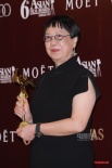 许鞍华获终身成就奖 黑旗袍亮相后台淡定秀奖杯
