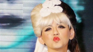Gaga台湾将唱开记者会 黄子佼反串雷母撒娇飞吻