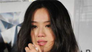 汤唯抹胸长裙现身慈善 获贫困儿童画作落泪脱妆