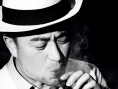 张嘉译大片显颓废气质 蓄须戴礼帽绅士派头十足
