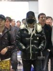 韓庚全副武裝現(xiàn)身機(jī)場(chǎng) 貼身保鏢護(hù)駕黑臉無(wú)悅色