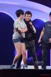 张信哲红馆开唱与辣妹激情同舞 深情演绎哲式风