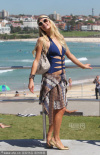 “浪女”帕麗斯海邊穿比基尼 挑錯衣腹部贅肉多