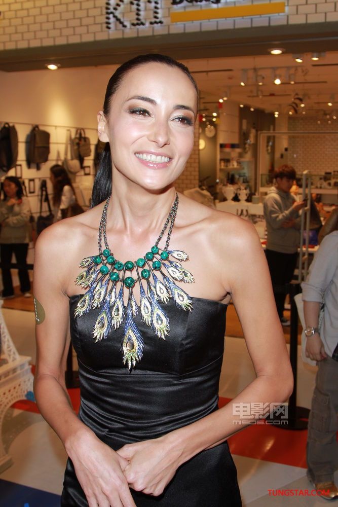 lisa s晒恩爱称吴彦祖不嫌其平胸 继续努力造人