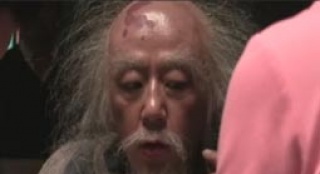 郭濤裝瘋賣傻被“無視” 片場中槍被“灌血漿”