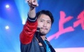 谢霆锋压轴登台霸气足 不改酷帅作风玩“快闪”