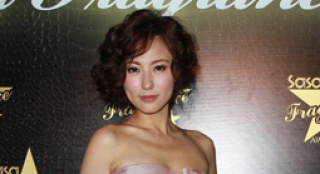 劉心悠著及地長(zhǎng)裙秀香肩美胸 否認(rèn)與鄭嘉穎戀情