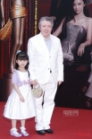 導(dǎo)演文雋白色西裝顯帥氣 手牽女兒登上紅地毯