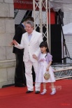 导演文隽白色西装显帅气 手牵女儿登上红地毯