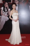 黃婉曼白色抹胸長裙出場 惹火豐滿美胸成為焦點(diǎn)