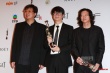 陳光榮、金培達(dá)獲最佳原創(chuàng)音樂獎 手捧獎杯慶祝