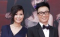 鄭中基攜嬌妻余思敏亮相 造型似博士將任大會(huì)司儀
