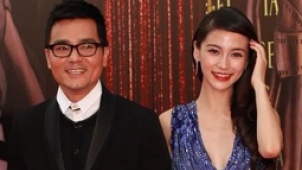 Angelababy携林家栋惊艳亮相 亮片深V长裙秀美背