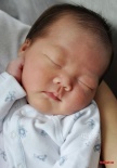 陳慧琳小兒子“小龍包”滿月 大派溫馨親子照