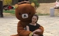 “爱猜”小熊道具整蛊路人 演员宋轶扮野蛮女友