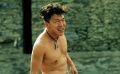 黄渤克服障碍挑战“大尺度” 裸身“跳井”有内幕