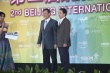 吳思遠(yuǎn)西裝革履亮相 不服老穿紫色襯衫玩小清新