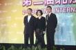 侯詠著傳統(tǒng)西服套裝現(xiàn)身 兩鬢斑白頻頻揮手致意