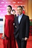 姚晨新潮大紅長裙亮翻全場 手挽王學(xué)圻咧嘴甜笑