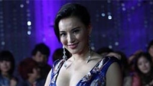 莫小棋超低胸爆乳秒杀众女星 鱼尾拖地裙疯狂抢镜