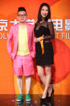 赵铭穿透视装双胸挺立 手挽“鲜艳男”幸福满溢