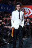張峻寧身穿白色西裝帥氣亮相 微笑間略顯陰柔味