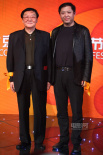 翟俊杰與兒子共登臺亮相 身穿黑西服精神矍鑠