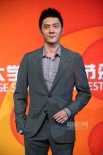 冯绍峰登台粉丝欢呼掀高潮 穿格子衬衫文雅帅气