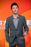 冯绍峰登台粉丝欢呼掀高潮 穿格子衬衫文雅帅气
