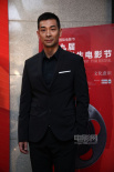 趙文卓后臺西裝筆挺亮相 接受采訪時羞澀抿嘴笑