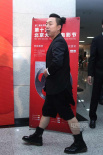 黃渤怪表情多多精神頭足 后臺接受采訪大笑不止