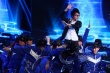 舞蹈表演劲爆精彩跃动 大学生穿“校服”戴礼帽