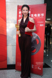 最佳女演员梁静捧奖杯秀美背 田海蓉红裙迷人