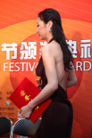 最佳女演员梁静捧奖杯秀美背 田海蓉红裙迷人