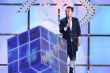 黃渤梳小辮穿短靴上臺頒獎 乖張出位造型狂吸睛
