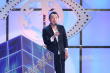 黃渤梳小辮穿短靴上臺頒獎 乖張出位造型狂吸睛