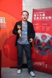 “树先生”获最佳影片奖 导演韩杰手持奖杯欣喜