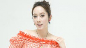 许慧欣为“王者来袭”造势 忙工作自称无结婚打算