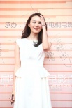 “小章子怡”童瑤穿白色連衣裙 知性秀氣顯清純