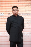 周晓斌黑色中山装现身 与同场明星推搡咧嘴狂笑