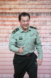 黄宏穿军装英姿飒爽 登上红地毯难掩心中喜悦