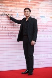 焦恩俊黑色西装文质彬彬 帅气出场引全场尖叫