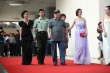 《王家坝》主创红毯亮相 袁志博深V礼服超性感