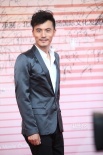 耿乐缎面礼服白衬衫登场 发型酷似“草泥马”