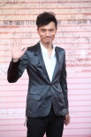 耿乐缎面礼服白衬衫登场 发型酷似“草泥马”