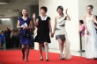 《盛糖樂隊(duì)》主創(chuàng)亮相 女演員晚禮服似紗布纏身
