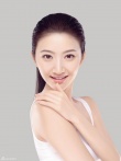 景甜曝写真香肩半露 纯白性感肌肤展极致女人味