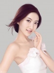 景甜曝写真香肩半露 纯白性感肌肤展极致女人味