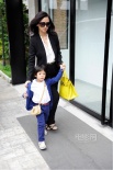 翁虹时尚OL装携女儿出街 小水晶潮范儿不输妈妈